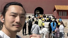 網紅葉式特工到天安門前自拍。（翻攝自臉書）