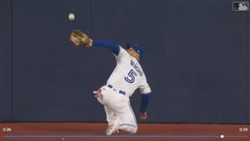 ▲藍鳥中外野手瓦修（Daulton Varsho）跌倒滾一圈還是接殺飛球。（圖／翻攝自MLB官網）