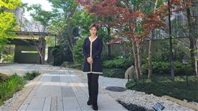 小彤在自家塔樓的庭園拍照。（圖／馬可孛羅公關提供）