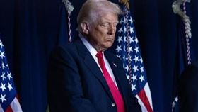 ▲看破川普的「變色龍談判法」，他一下子緊一下子鬆，大打心理戰想控制各國。（圖／翻攝自IG @Donald J. Trump）