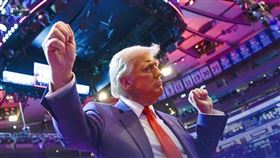 ▲看破川普的「變色龍談判法」，他一下子緊一下子鬆，大打心理戰想控制各國。（圖／翻攝自IG @Donald J. Trump）