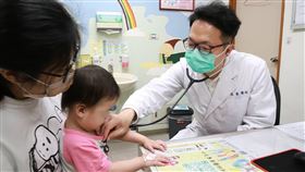 孩子常發呆無法清楚表達不舒服  醫：恐癲癇發作孩子常發呆、說話或動作突中止，無法清楚表達不舒服，有可能是小兒癲癇發作。醫師張璽（右）提醒，家長若能提高警覺，早期接受診斷和治療，便能有效控制病情，避免長期影響。（門諾醫院提供）中央社記者李先鳳傳真  114年4月30日