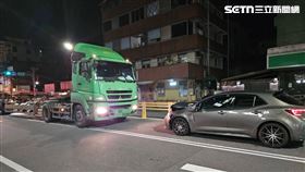 基隆市七堵區一台小客車逆向撞擊聯結車。（圖／翻攝畫面）