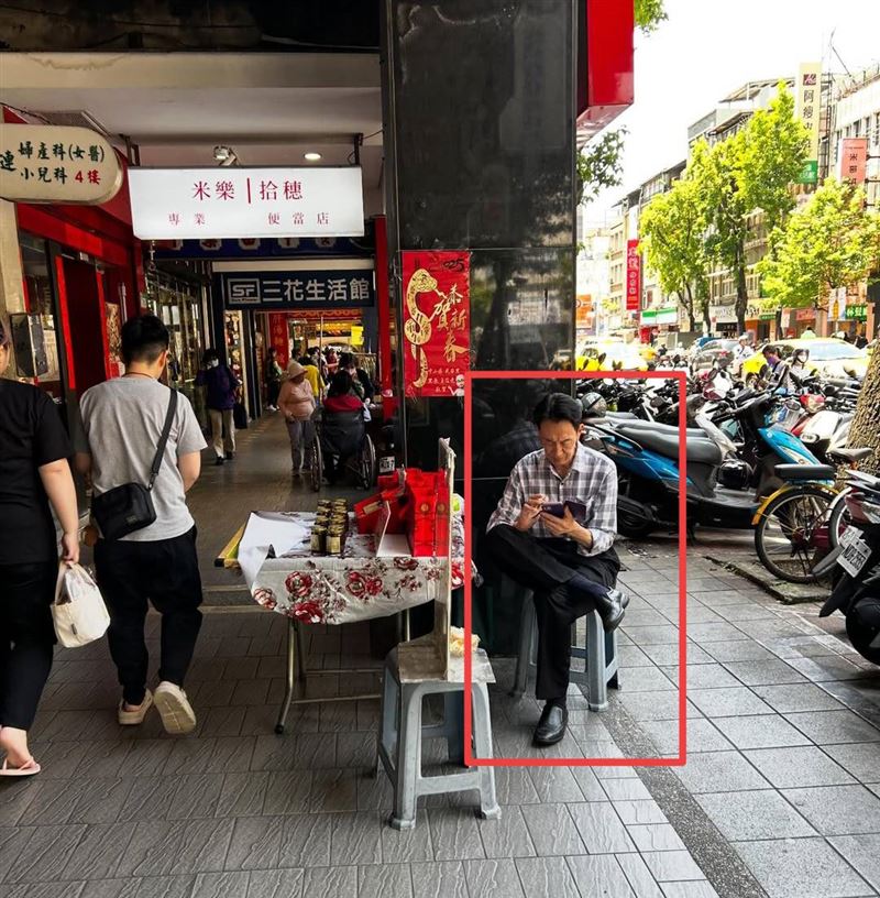 關聰(紅框處)被拍在街頭擺攤。(圖/翻攝自Threads)