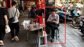 關聰（紅框處）被拍在街頭擺攤。（圖／翻攝自Threads）
