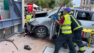 桃園67歲翁撞2路人　1男「被夾牆壁」慘死