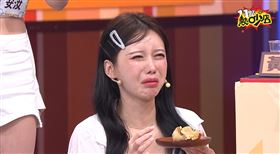 李雅英吃到大腸包榴槤，蹲地連連作嘔。(圖／TVBS提供）


 