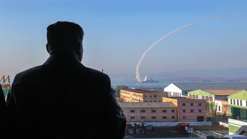 金正恩呼籲北韓需要迅速擴大核武實力。圖為4月底，金正恩視察驅逐艦「崔賢號」武器測試。金正恩稱該艘軍艦是北韓海軍新形象的象徵，並下令配備核武。（圖／翻攝自朝中社）