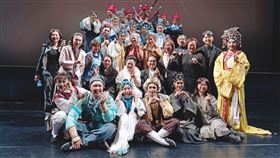 白冰冰（中）日前去中山堂看歌仔戲《漁樵夫》。（圖／長興影視提供）