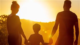 ▲國泰證券提供定期定額服務，優化未成年開戶體驗，協助投資人開啟親子理財。（示意圖／PIXABAY） 