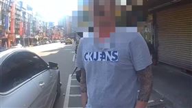 三重男不爽違規停車被偷拍，氣到下車追人理論。（圖／警方提供）