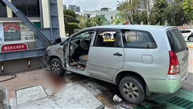肇事,八德區公所,轎車,行人（圖／翻攝畫面）