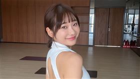 愛莉莎莎近來鑽研瑜珈。(圖／翻攝自臉書）