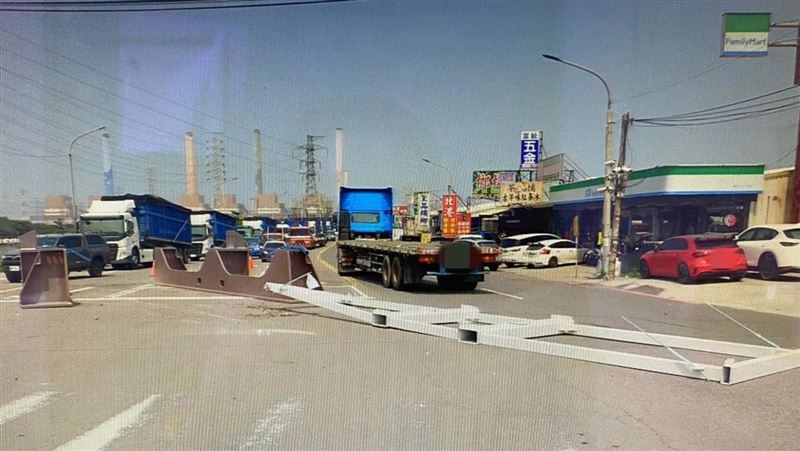 台中聯結車噴裝！甩落大鋼骨後車嚇壞急煞