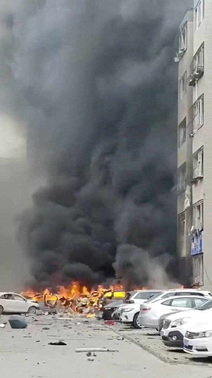 爆炸現場外圍多輛汽車被燒毀。(圖/翻攝自微博)