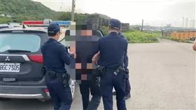 張男一言不合就砍同事，手段十分凶險。（圖／翻攝畫面）