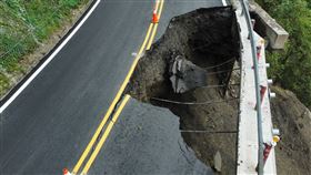 「宜專一線」7公里處路基掏空塌陷的情形。（圖／翻攝畫面）