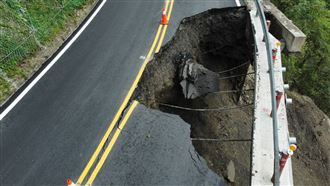 新／太平山園區路基現「天坑」怖畫面曝光