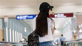 Ella陳嘉樺在機場被粉絲包圍，虧大家都拿手機拍不講話是科技冷漠。（圖／翻攝自陳嘉樺ＩＧ）
