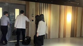 檢方、法醫於今（30）日下午前往醫院相驗遺體。（圖／記者黃翎瑄攝）