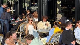 納豆和老婆依依到法國巴黎街邊餐廳用餐。（圖／翻攝自sherry11ee IG)
