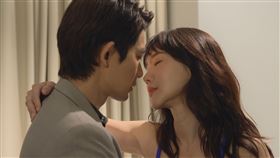 徐千京雨中激吻曾子益，螢幕初吻坦言超緊張，她感謝曾子益的專業與貼心，讓兩人親密互動的戲一次完成。（圖／民視提供）