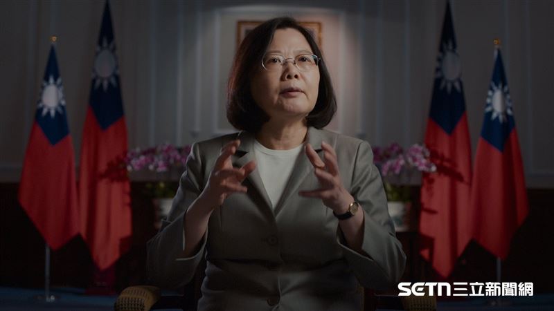 美籍導演葛靜文表示,自己很榮幸能夠獲得機會與前總統蔡英文的非凡接觸,向她和台灣學習到的東西令人深受啟發,特別是面對危險與絕望時候的韌性與希望、面對謊言與虛假信息時對真相的追求與和解,並且在中國和美國日益專制的時候、推動婦女和少數族群的進步。(上圖/記者張雅筑攝;下圖/燕翼電影提供)