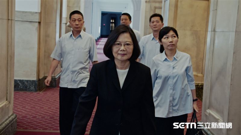 紀錄片《看不見的國家》,人物主軸為前總統,也就是台灣首位女元首蔡英文,葛靜文形容,蔡英文總統的領導風格相當平和和謙遜。(圖/燕翼電影提供)
