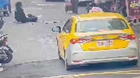 ▲楊男攻擊路人遭過肩摔反制，他一度癱坐在馬路中間喘息。（翻攝畫面）