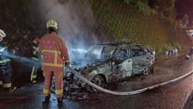 消防隊獲報到場將火勢撲滅。（圖／翻攝畫面）