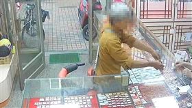 台南市警察局新營分局30日宣布破獲一起銀樓搶案，林姓男子（圖）佯裝顧客進門搶走2條金項鍊逃逸，疑因太緊張竟將手機留在銀樓櫃台，成為破案線索。（讀者提供）中央社記者楊思瑞台南傳真 114年4月30日
