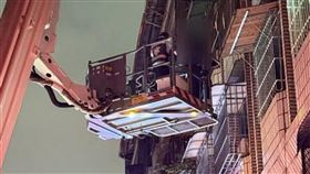 消防隊獲報到場以雲梯車將劉男救下。（圖／翻攝畫面）