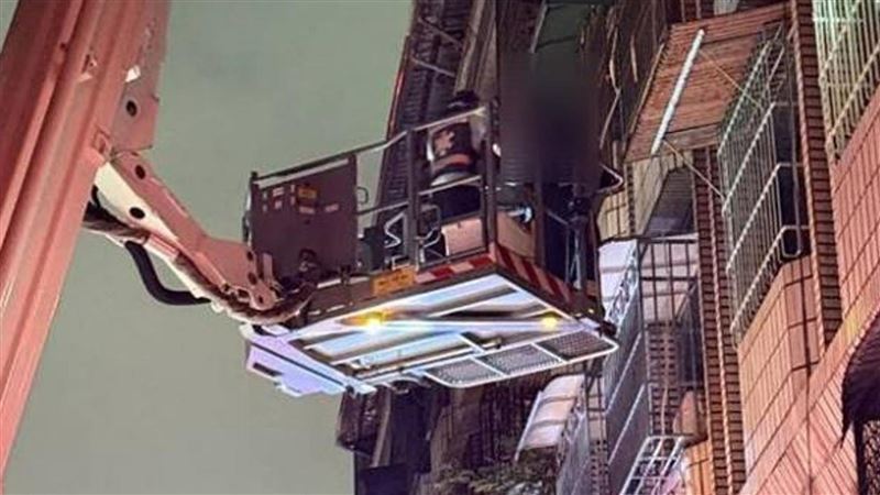 新／男忘帶鑰匙當蜘蛛人垂降　困3樓獲救