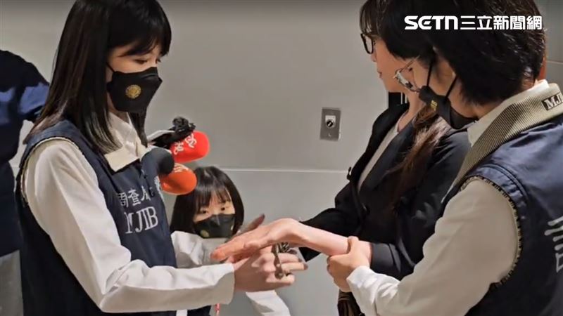 市調處人員依法執行上銬、搜索後移送貴婦奈奈。(圖/翻攝畫面)