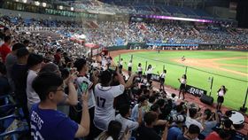 桃猿主場推上班族趴  8181球迷進場中華職棒樂天桃猿隊18日在主場樂天桃園棒球場出賽，並舉辦主題日「上班族趴」，安排啦啦隊樂天女孩穿上OL服裝在場邊應援炒氣氛，吸引8181名球迷進場關注。中央社記者張新偉攝  114年4月18日