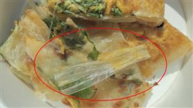 蔥抓餅裡頭包塑膠片，顧客一口咬下噁心想吐。（圖／翻攝自Thread @oldwang666）