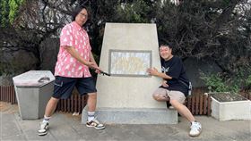 張啟樂參加「看你老墓」頻道拍攝，主持人司徒建銘（右）介紹中法戰爭法籍將領「孤拔」墓跡。（圖／紅心字會提供）