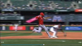 ▲楚奧特（Mike Trout）奮力跑壘後左膝痠痛退場。（圖／翻攝自MLB官網）