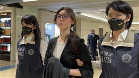 貴婦奈奈抵台歸案（3）網紅貴婦奈奈（本名蘇陳端）（前中）涉嫌詐欺，潛逃到加拿大遭通緝，她1日搭機抵台，面對媒體提問全程不發一語，離開機場後即坐上調查局車輛離開。中央社記者葉臻攝  114年5月1日