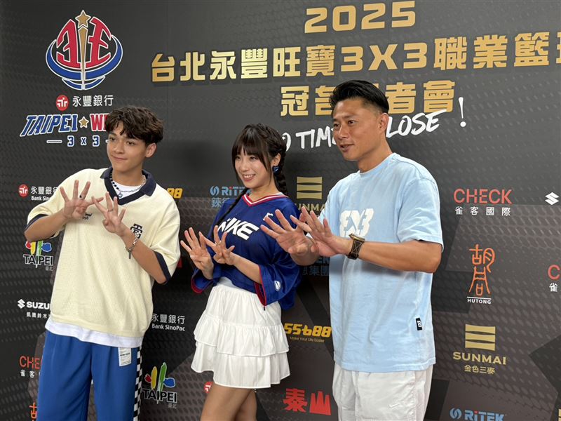 彭小刀（右起）今與梁舒涵、Dylan現身3x3職業籃球記者會。（圖／記者王意馨攝影）