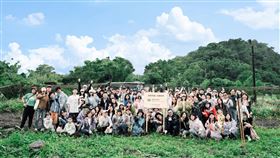 ▲國泰投信總經理張雍川，率志工同仁前往宜蘭寒溪部落，種下百棵馬告幼苗，為環境永續貢獻一份力。（圖／國泰投信提供） 