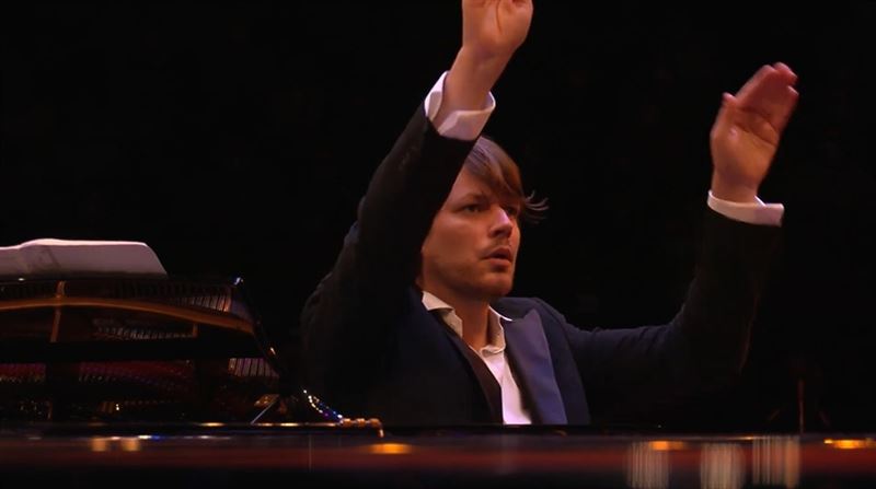 法國最帥鋼琴家將二度來臺灣！巴哈也笑了