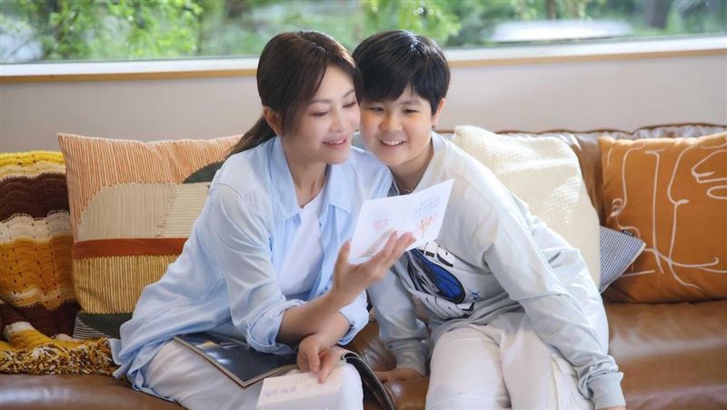 女歌手自爆已當媽　12歲兒子正臉照曝光