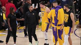 ▲東契奇在最後1分鐘切入時遭迪文謙索（Donte DiVincenzo）倒地，但他忍痛執行完罰球後，提前退場進入休息室治療。（圖／美聯社／達志影像）