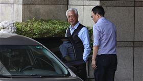 北市綠委罷免案疑偽造提議書  張克晉遭約談台北地檢署偵辦涉幽靈連署案，查出民進黨立委吳思瑤、吳沛憶罷免案的罷免團體疑有偽造提議書情事，14日指揮調查局搜索並約談罷瑤領銜人張克晉（左）。中央社記者翁睿坤攝  114年4月14日