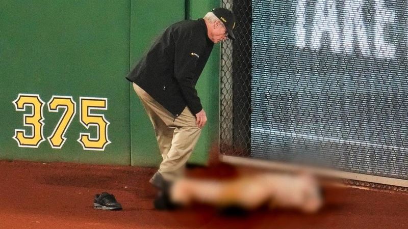 球迷從外野2層跌進場內　情況危急送醫！