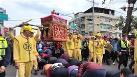 ▲大批信徒追隨進香。（示意圖／寶島神很大）