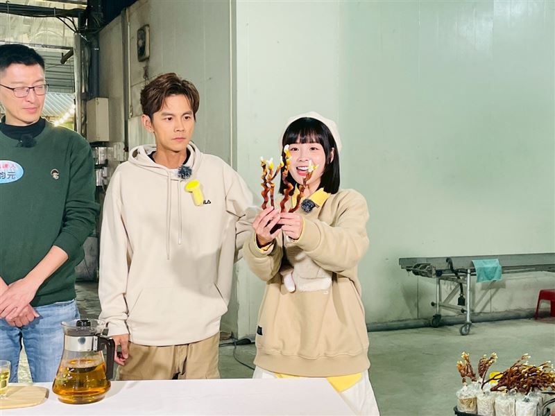 阿翔跟籃籃體驗當百菇達人。(圖/民視提供)