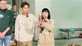 阿翔跟籃籃體驗當百菇達人。（圖／民視提供）