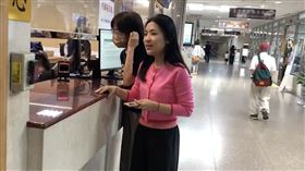 ▲徐巧芯突然現身北檢出庭，案由是提告柯建銘拿拐杖傷害。（圖／翻攝畫面）
